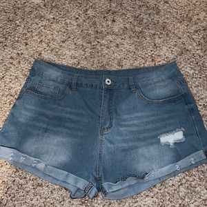 Cute Jean Shorts w/ rip